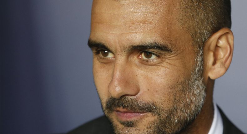 El t&eacute;cnico de Bayern Munich, Pep Guardiola, observa un partido por la Supercopa de Europa contra Chelsea el 30 de agosto de 2013 en Praga. (AP Photo/Matthias Schrader, File)