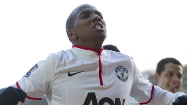 americateve | El jugador de Manchester United, Ashley Young, izquierda, festeja al lado de su compa&ntilde;ero mexicano Javier Hern&aacute;ndez tras forzar un autogol contra Hull por la liga Premier el jueves, 26 de diciembre de 2013, en Hull, Inglaterra. (AP Photo/Jon