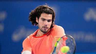 Carlos Alcaraz devuelve ante Jiri Lehecka durante la final del Abierto de Japón, el martes 6 de octubre de 2026 en Tokio. (AP Foto/Eugene Hoshiko)