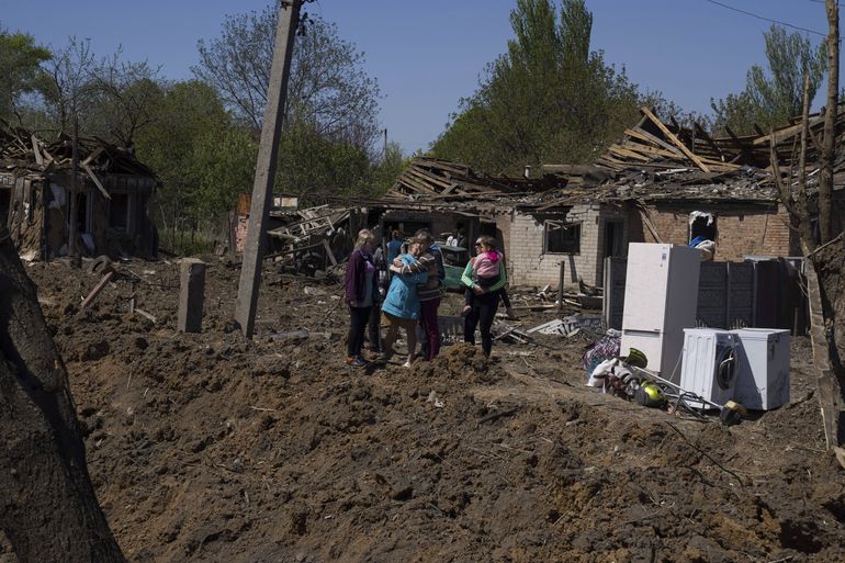 Evacuan a los últimos niños y mujeres de acería ucraniana