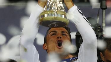 americateve | El jugador de Real Madrid, Cristiano Ronaldo, levanta el trofeo de la Supercopa de Europa el martes, 12 de agosto de 2014, en Cardiff, Gales. (AP Photo/Alastair Grant)