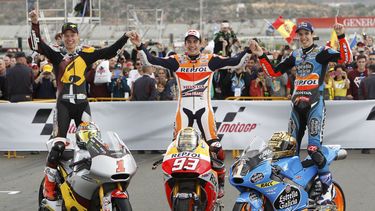 americateve | Los tres campeones mundiales de motociclismo posan al t&eacute;rmino del Gran Premio de Valencia, la &uacute;ltima carrera de la temporada, el 9 de noviemb re del 2014. De izq. a der. el espa&ntilde;ol Esteve Rabat de Moto 2, el espa&ntilde;ol Marc M&aacu