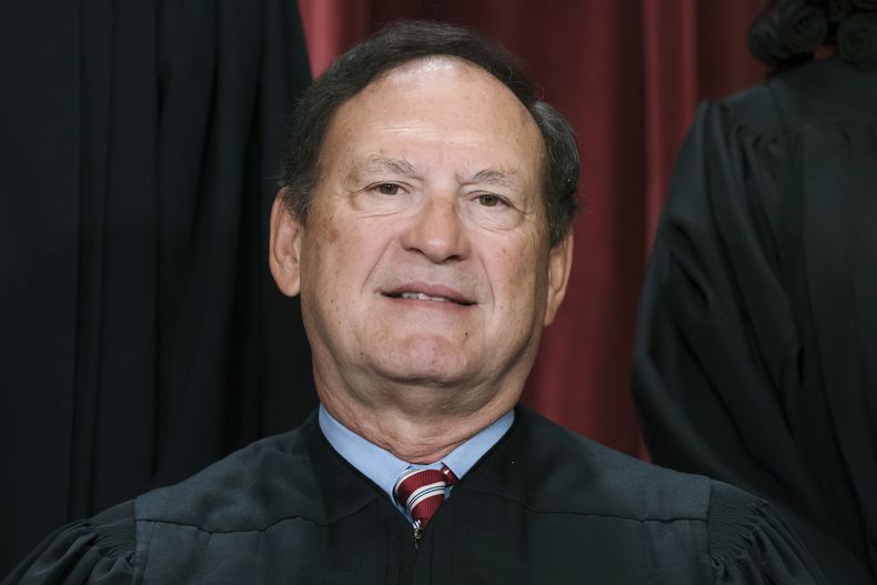 ARCHIVO - El juez de la Corte Suprema estadounidense Samuel Alito posa en la sede de la corte, Washington, 7 de octubre de 2022. (AP Foto/J. Scott Applewhite, File)