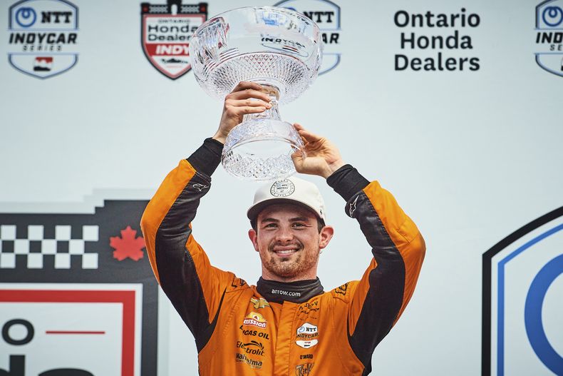 Pato OWard celebra tras su victoria en el GP de Toronto de la IndyCar, el domingo 20 de julio de 2025. (Sammy Kogan/The Canadian Press vía AP)