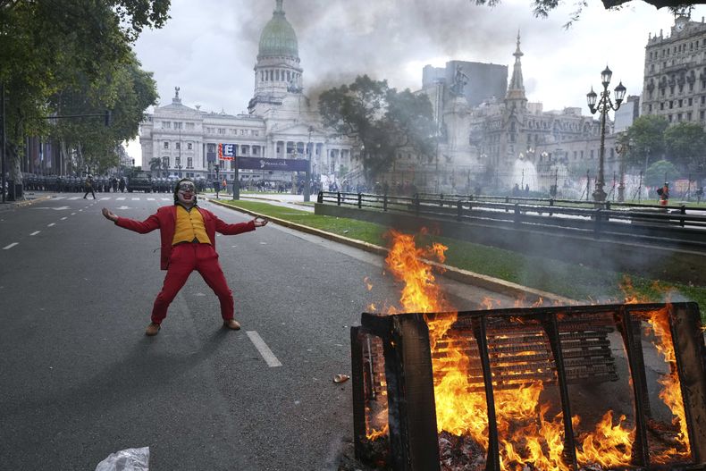 Un manifestante disfrazado de Joker participa en una manifestación de jubilados e hinchas de fútbol para reclamar un alza en las pensiones y contra las medidas de austeridad impuestas por el gobierno del presidente Javier Milei, en Buenos Aires, Argentina, el 12 de marzo de 2025. (AP Foto/Rodrigo Abd)