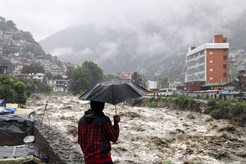 Un hombre mira al crecido río Beas tras intensas lluvias en Kulli, en Himachal Pradesh, India, el domingo 9 de julio de 2023. (AP Foto/ Aqil Khan)