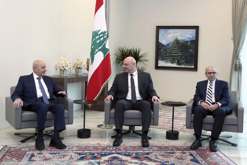 Foto suministrada por la Oficina de Prensa de la Presidencia del Líbano que muestra al presidente libanés Joseph Aoun (cent) con el designado a primer ministro Nawaf Salam (der) y el líder parlamentario Nabih Berri (izq) en Baabda, al este de Beirut, Líbano, el 6 de febrero del 2025. (Oficina de Prensa de la Presidencia del Líbano via AP)