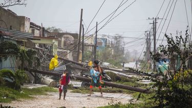 el huracan irma azota cuba; florida se alista para el golpe