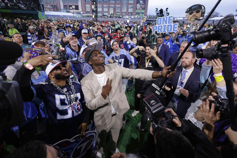 El quarterback Cam Ward de Miami se saca una selfie tras ser tomado por los Titans de Tennesee con la primera selección de la primera ronda del draft de la NFL, el jueves 24 de abril de 2025, en Green Bay, Wisconsin. (AP Foto/Matt Ludtke)