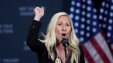 ARCHIVO - La representante republicana Marjorie Taylor Greene habla ante el candidato presidencial republicano y expresidente Donald Trump en un acto de campaña en el Cobb Energy Performing Arts Centre, el 15 de octubre de 2024, en Atlanta. (AP Foto/John Bazemore/Archivo)