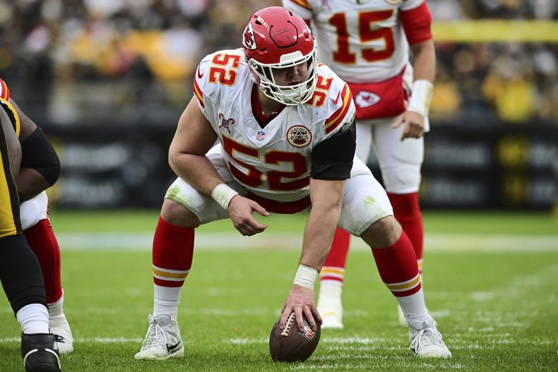 ARCHIVO - Creed Humphrey, centro de los Chiefs de Kansas City, espera para centrar el balón durante la segunda mitad del partido de la NFL en contra de los Steelers de Pittsburgh el miércoles 25 de diciembre de 2024, en Pittsburgh. (AP Foto/David Dermer, Archivo)