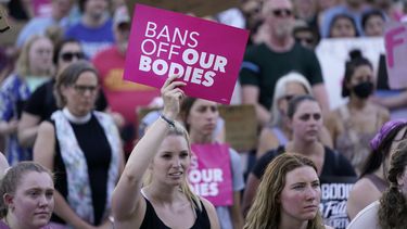 ARCHIVO - Manifestantes a favor del derecho al aborto protestan en una concentración tras la decisión de la Corte Suprema de Estados Unidos de anular el fallo del caso Roe vs. Wade, que protegía el derecho federal al aborto, frente al capitolio estatal en Lansing, Michigan, el 24 de junio de 2022. (AP Foto/Paul Sancya)