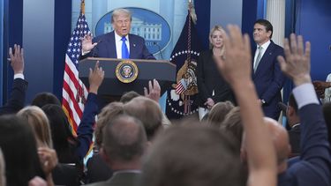El presidente Donald Trump, arriba a la izquierda, habla con la prensa mientras lo escuchan la secretaria de Justicia Pam Bondi y el subsecretario de Justicia, Todd Blance, el viernes 27 de junio de 2025, en la sala de prensa de la Casa Blanca en Washington. (AP Foto/Jacquelyn Martin)