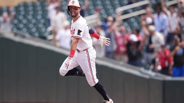 Kody Clemens de los Mellizos de Minnesota celebra en las bases tras batear un jonrón que dejó a los Reales de Kansas City en el terreno, el jueves 30 de julio de 2026, en Minneapolis. (AP Foto/Abbie Parr)