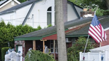 Agentes forenses arriban a la vivienda donde se ha arrestado a un sospechoso en relación con una serie de asesinatos no resueltos, en Massapequa, Nueva York, viernes 14 de julio de 2023. (AP Foto/Eduardo Munoz Alvarez)
