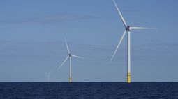 Molinos de energía eólica frente a la costa de Block Island, Rhode Island, el 9 de octubre de 2024. (AP foto/Seth Wenig)