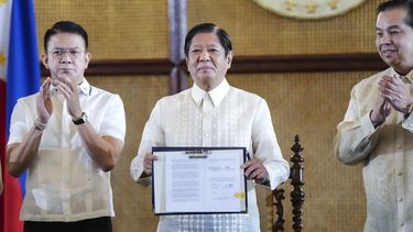 En esta fotografía proporcionada por la oficina de prensa presidencial de Filipinas, el presidente filipino Ferdinand Marcos Jr. (centro) sostiene un documento junto al presidente del Senado, Francis Escudero (izquierda), y el presidente de la Cámara de Representantes, Martin Romualdez, durante la promulgación de unas nuevas leyes marítimas, en el palacio presidencial de Malacanang, en Manila, Filipinas, el viernes 8 de noviembre de 2024. (Oficina de Prensa de la presidencia de Filipinas vía AP)