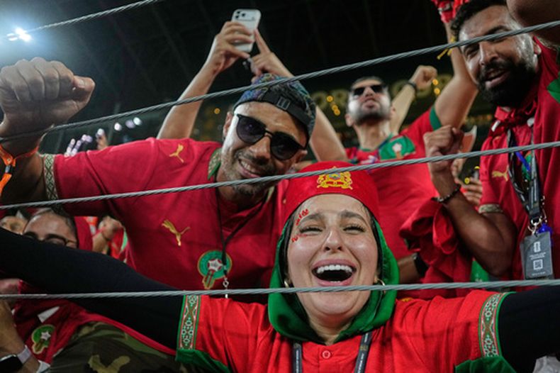 Aficionados marroquíes festejan la victoria de su país sobre Holanda en los dieciseisavos de final de la Copa del Mundo, el lunes 29 de junio de 2026 en Monterrey (AP Foto/Ricardo Mazalan)