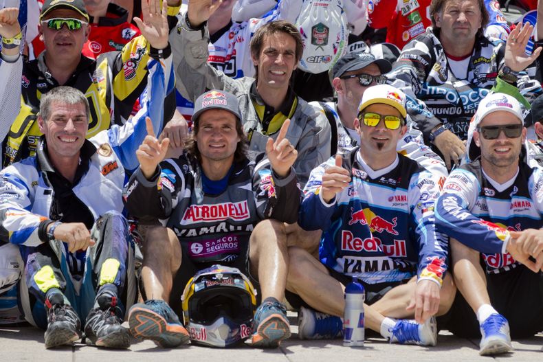 El franc&eacute;s Cyril Despres (segundo a la derecha) y el argentino Marcos Patronelli (segundo a la izquierda) posan previo a la largada simb&oacute;lica del Rally Dakar Sudam&eacute;rica el s&aacute;bado 4 de enero de 2014. (AP Foto/Victor R. Caivano)