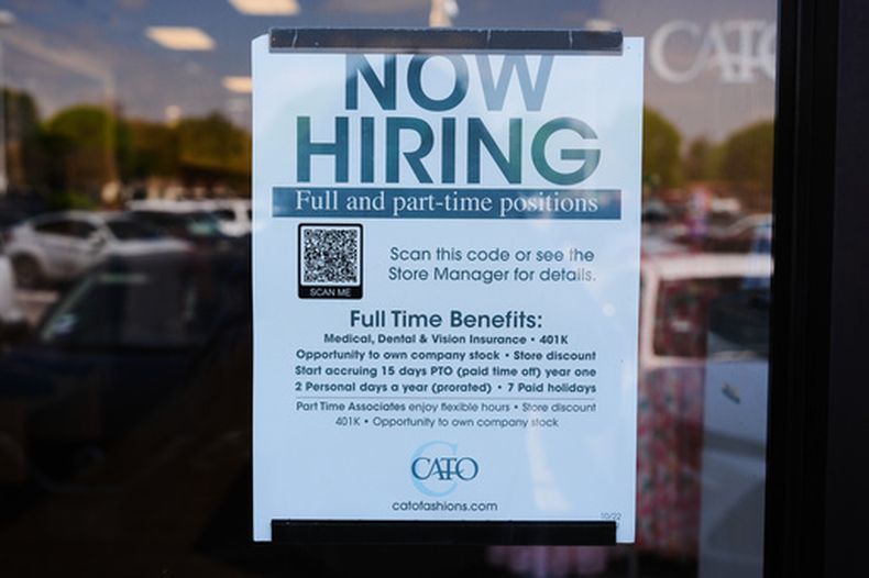 Un negocio busca empleados en Garland, Texas, el 23 de marzo del 2026. (AP foto/LM Otero)