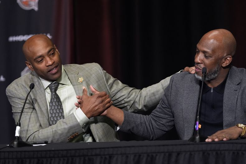 Vince Carter (izquierda) y Chauncey Billups se dan la mano durante una conferencia tras ser elegidos miembros del Salón de la Fama, el sábado 6 de abril de 2024, en Phoenix (AP Foto/David J. Phillip)