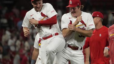 Miles Mikolas (derecha), abridor de los Cardenales de San Luis, festeja con Andrew Knizner la victoria sobre los Reales de Kansas City, el martes 30 de mayo de 2023 (AP Foto/Jeff Roberson)
