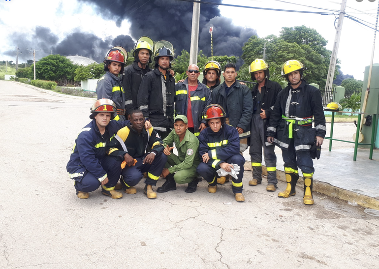 Al menos 17 bomberos cubanos están desaparecidos en incendio en Matanzas