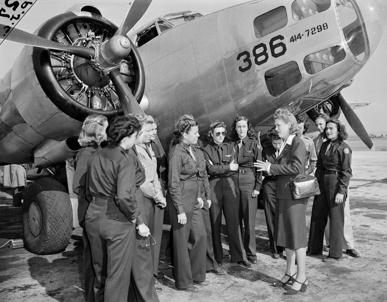 ARCHIVO - Jacqueline Cochran, directora de Pilotos del Servicio Aéreo de la Fuerza Aérea Femenina, habla con mujeres integrantes de la unidad frente a un avión AT10 en Camp Davis, Carolina del Norte, el 24 de octubre de 1943. (AP Foto, archivo)