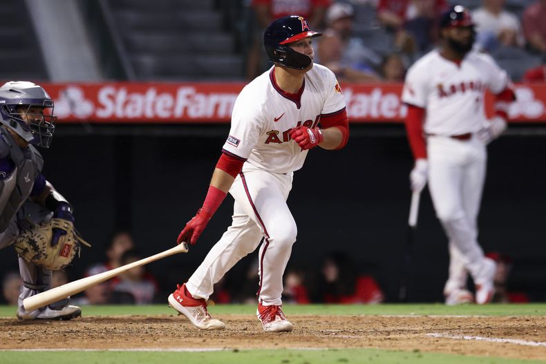 Matt Thaiss de los Angelinos de Los Ángeles deja el bat tras su sencillo remolcador en la cuarta entrada ante los Rockies de Colorado el martes 30 de julio del 2024. (AP Foto/Jessie Alcheh)