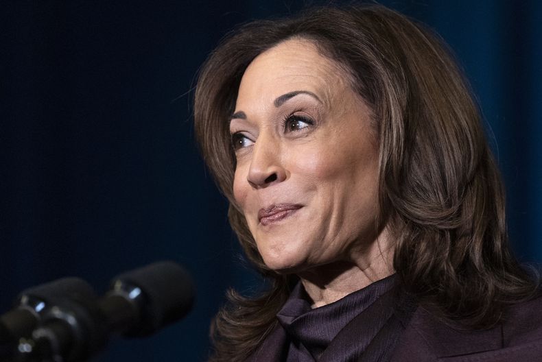 ARCHIVO - La vicepresidenta Kamala Harris habla durante la Cumbre de Naciones Tribales de la Casa Blanca de 2024, el 9 de diciembre de 2024, en el Departamento del Interior en Washington. (Foto AP/Jacquelyn Martin, archivo)