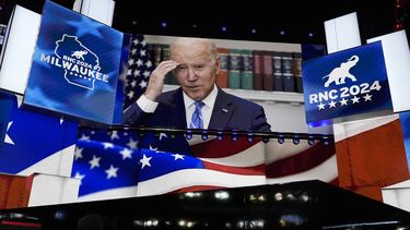 Una imagen del presidente Joe Biden se proyecta en una pantalla, en la última noche dela Convención Nacional Republicana de 2024 en el Fiserv Forum, el jueves 18 de julio de 2024, en Milwaukee. (AP Foto/Carolyn Kaster)