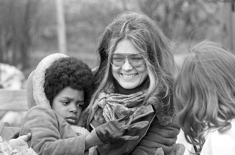 Gloria Steinem, líder de la lucha por los derechos de la mujer, aparece en una concentración de manifestantes que reclamaban mejoras en el sistema de asistencia social, en la explanada del Monumento a Washington, tras una marcha que pasó frente a la Casa Blanca el 25 de marzo de 1972. (Foto AP/Charles Harrity, archivo)