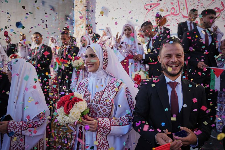 Parejas palestinas participan en una boda masiva en la ciudad de Hamad, en Jan Yunis, Franja de Gaza, el martes 2 de diciembre de 2025. (Foto AP/Abdel Kareem Hana)