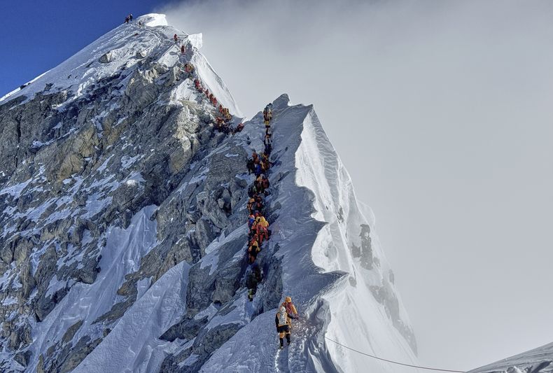 Montañeros hacen fila cerca de la cumbre del Everest, en Nepal, el 18 de mayo de 2025. (AP Foto/Kunga Sherpa)