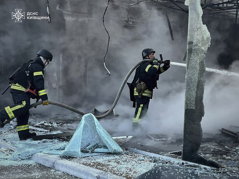 En esta imagen proporcionada por el Servicio Ucraniano de Emergencias, bomberos apagan un incendio tras un ataque de dron en la región de Kiev, Ucrania, el domingo 18 de mayo de 2025. (Servicio Ucraniano de Emergencias via AP)