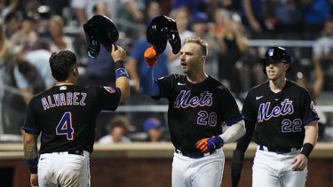 Pete Alonso (20), de los Mets de Nueva York, celebra con Francisco Álvarez (4) y Brett Baty (22) después del cuadrangular de tres carreras de Alonso en contra de los Nacionales de Washington durante la quinta entrada del juego de béisbol, el viernes 28 de julio de 2023, en Nueva York. (AP Foto/Frank Franklin II)