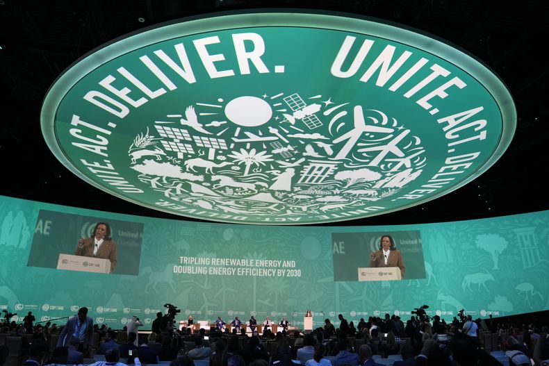 La vicepresidenta Kamala Harris habla en la Cumbre del Clima de la ONU COP28, el sábado 2 de diciembre de 2023, en Dubai, Emiratos Árabes Unidos. (AP Foto/Kamran Jebreili)