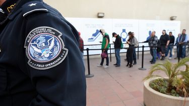 ARCHIVO - Peatones que cruzan de México a Estados Unidos por el puesto fronterizo de Otay Mesa esperan en fila, el 10 de diciembre de 2015, en San Diego. (AP Foto/Denis Poroy, archivo)