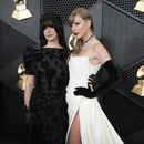 Lana del Rey, izquierda, y Taylor Swift llegan a la 66a entrega anual de los Grammy el domingo 4 de febrero de 2024 en Los Ángeles. (Foto Jordan Strauss/Invision/AP)
