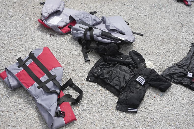 Chalecos salvavidas en el puerto de Petra, tras el hundimiento de una embarcación en la isla griega de Lesbos en el Mar Egeo el 3 de abil del 2025. (Foto AP/Panagiotis Balaskas)