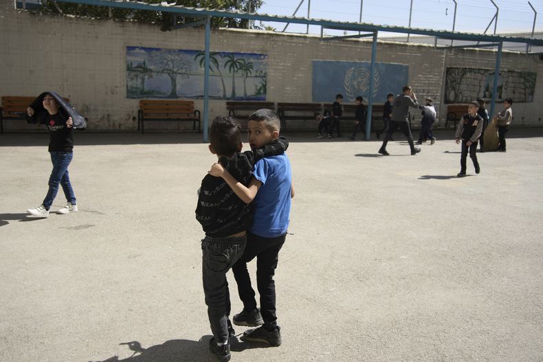 Varios alumnos juegan durante el recreo en la escuela para niños operada por la agencia de la ONU para los refugiados palestinos, el martes 29 de abril de 2025, en el Campamento de Refugiados de Shuafat en Jerusalén Oriental. (AP Foto/Maya Alleruzzo)