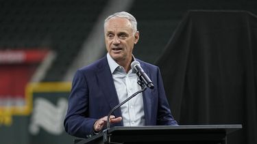 Rob Manfred, comisionado de las Grandes Ligas, durante la presentación del logo del Juego de Estrellas de 2024, el jueves 20 de julio de 2023, en Arlington, Texas. (AP Foto/Tony Gutiérrez)