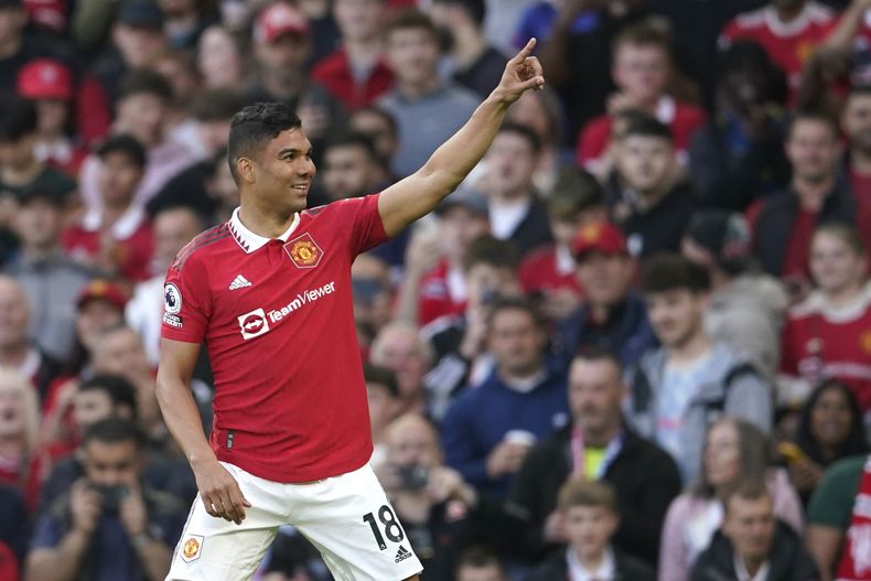 Casemiro del Manchester United celebra tras anotar el gol primer gol en el encuentro ante el Chelsea en la Liga Premier el jueves 25 de mayo del 2023. (AP Foto/Dave Thompson)