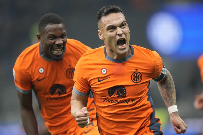 Lautaro Martínez (derecha) celebra junto a Marcus Thuram tras anotar un gol para el Inter de Milán ante Salernitana en la Serie A, el viernes 16 de febrero de 2024. (AP Foto/Luca Bruno)