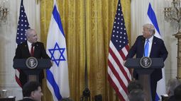 ARCHIVO - El presidente de Estados Unidos, Donald Trump, y el primer ministro israelí, Benjamin Netanyahu, hablan durante una conferencia de prensa en la Sala Este de la Casa Blanca, el martes 4 de febrero de 2025, en Washington. (AP Foto/Alex Brandon, archivo)