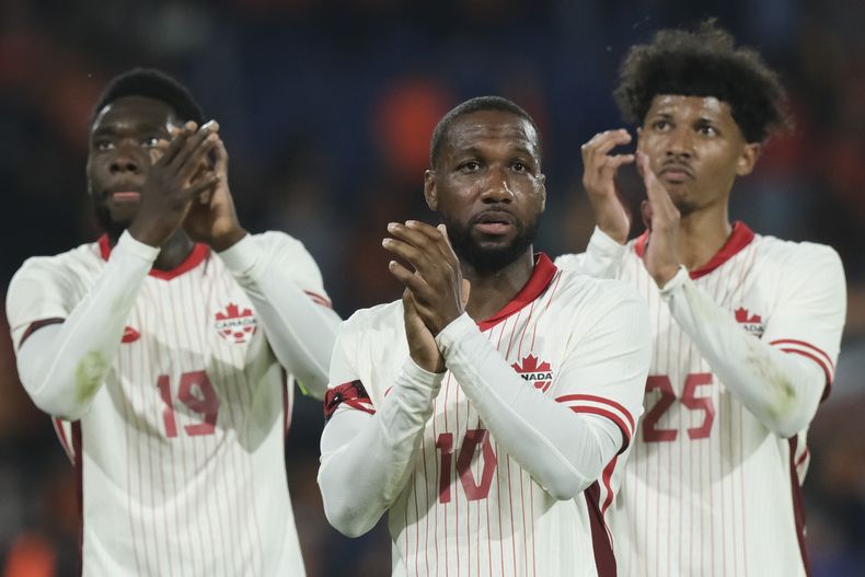 Los jugadores canadiensese Alphonso Davies, Junior Hollet y Charles Brym, desde la izquierda, al final del partido amistoso contra Holanda, el 6 de junio de 2024, en Rotterdam. (AP Foto/Patrick Post)