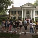 ARCHIVO - Fans esperan en fila afuera de Graceland el martes, 15 de agosto de 2017, en Memphis, Tennessee. Un juez de Tennessee bloqueó el miércoles 22 de mayo de 2024 la subasta de Graceland, la antigua casa de Elvis Presley, por parte de una compañía que afirma que los herederos del rey del rock no pagaron un préstamo que tenía la propiedad como garantía.(Foto AP/Brandon Dill, archivo)