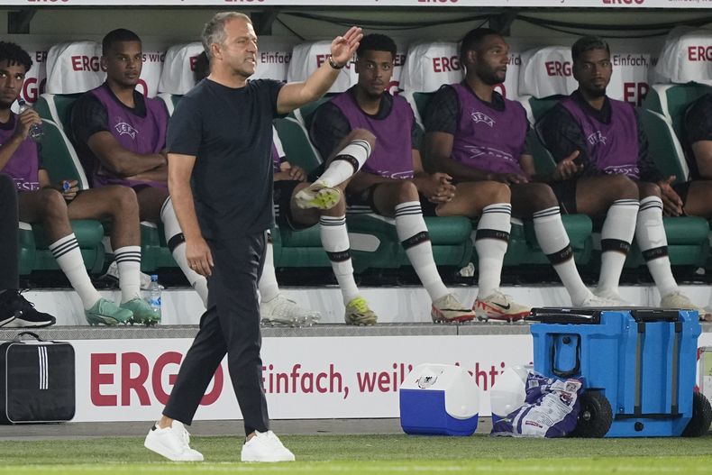 El técnico de Alemania Hansi Flick durante el partido amistoso contra Japón, el sábado 9 de septiembre de 2023, en Wolfsburgo. (AP Foto/Martin Meissner)