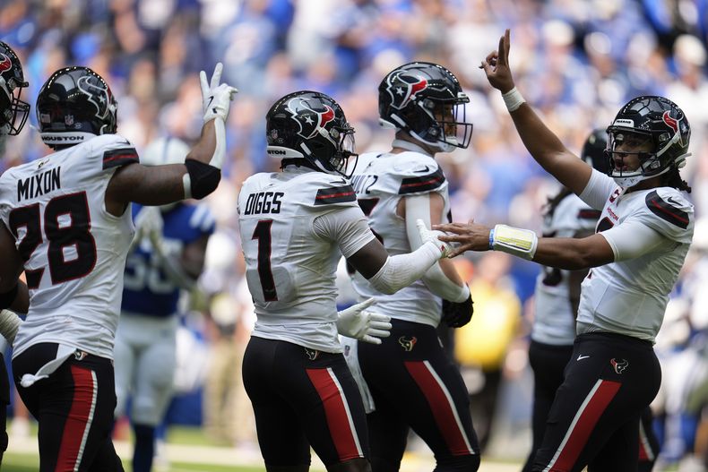 El wide receiver de los Texans de Houston, Stefon Diggs (1) celebra el touchdown junto al quarterback C.J. Stroud (7) durante la primera mitad del juego de NFL ante los Colts de Indianápolis, el domingo 8 de septiembre de 2024, en Indianápolis. (AP Foto/Michael Conroy)