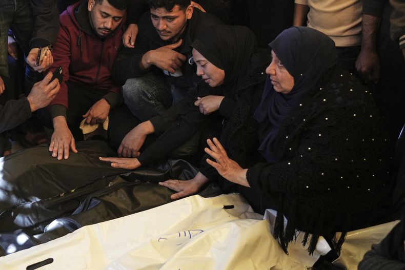 Familiares lloran frente a los cuerpos de 10 miembros de la familia Abu Al-Rous, muerta cuando un ataque aéreo israelí alcanzó su carpa de desplazados durante la noche, durante su funeral en Jan Yunis, en el sur de la Franja de Gaza, el jueves 17 de abril de 2025. (AP Foto/Abdel Kareem Hana)